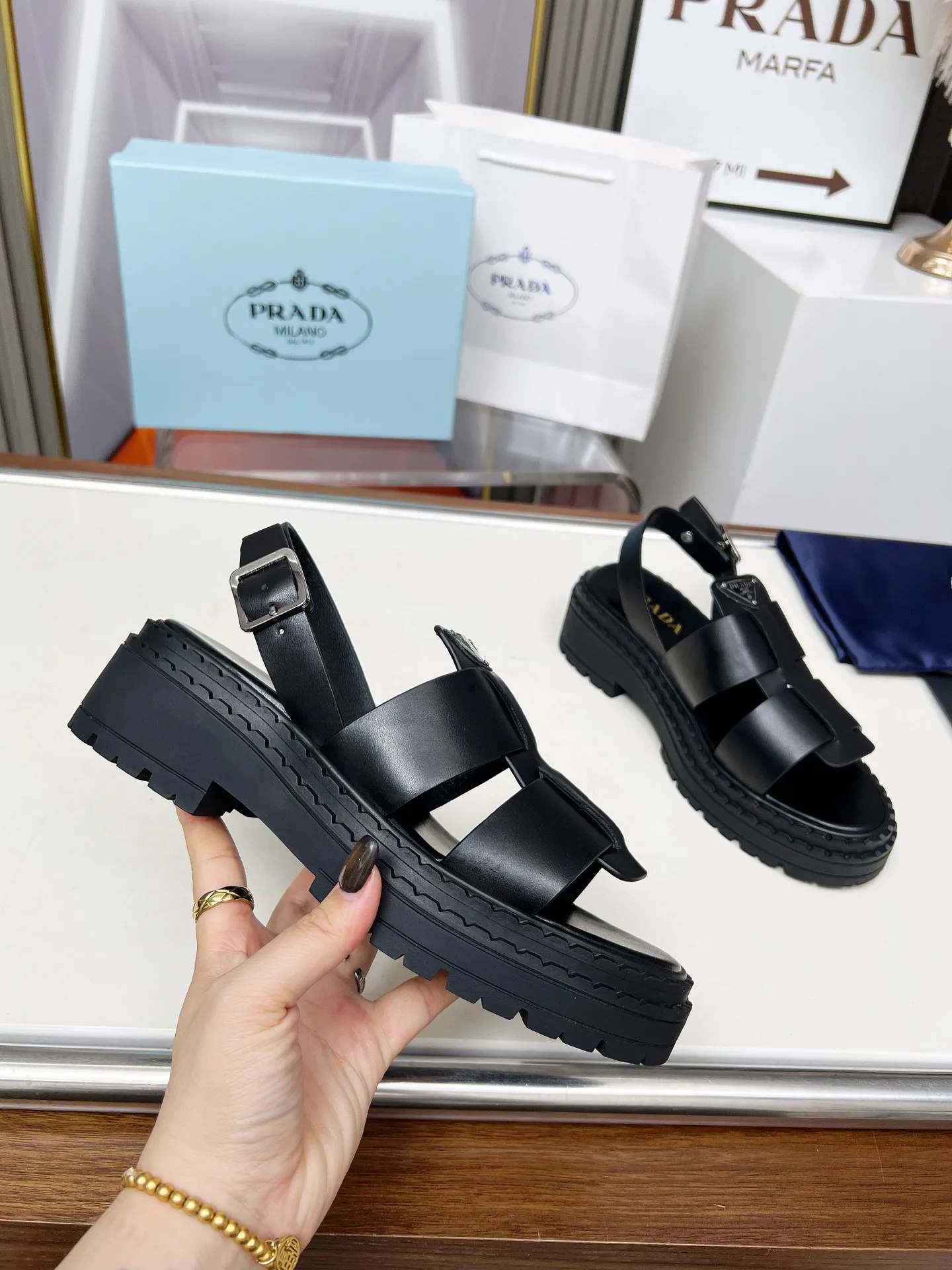👟👟Ex-factory price 420👟👟 PRADA/Prada 25ss new spring and summer sandals. The simple design is probably the most popular thing about it. It is not the kind that is found on the street. It has its own brand personality. The fabric is made of calfskin and the lining is mixed sheepskin. Heel height: 4.5cm Size: #35-41 (35 41 custom-made is not returnable)